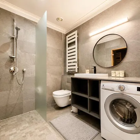 Apartment Luxury 2br With Sauna, Work Station, Center
