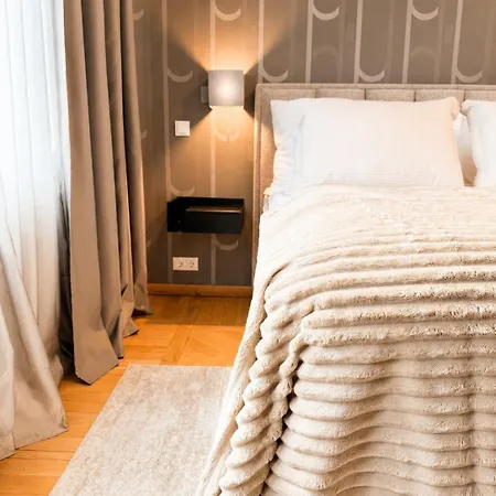 Luxury 2br With Sauna, Work Station, Center Apartment *