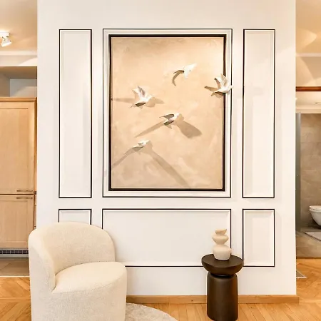 Luxury 2br With Sauna, Work Station, Center Apartment *