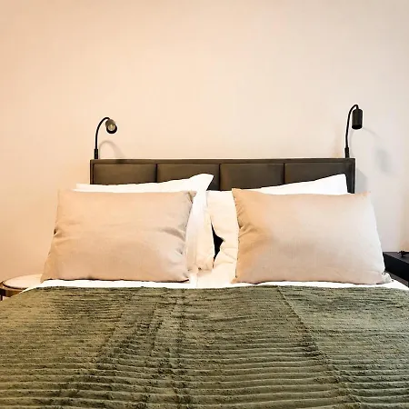 Luxury 2br With Sauna, Work Station, Center Apartment *