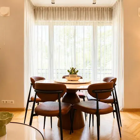 Apartment Luxury 2br With Sauna, Work Station, Center